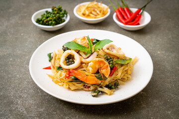  stir fried spicy noodles with sea food