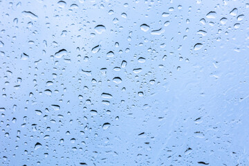 窓に付いた雨の雫