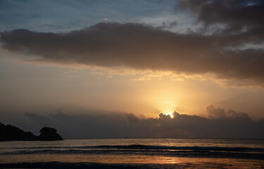 Obraz premium Sunrise over the Dadonghai Sea, Sanya, Hainan, China