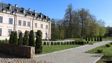 Obraz premium green garden and royal palace building