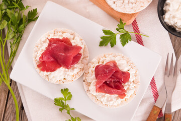 Rice cakes with milk flakes and cold beef.