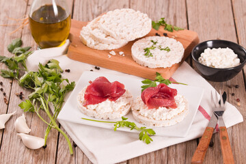 Rice cakes with milk flakes and cold beef.