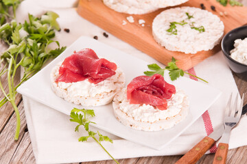 Rice cakes with milk flakes and cold beef.