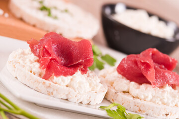 Rice cakes with milk flakes and cold beef.