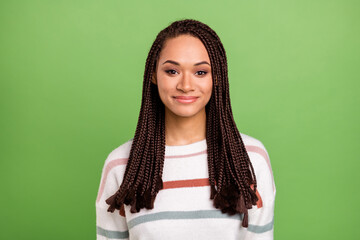 Obraz premium Photo of cheerful nice dark skin young woman good mood wear casual outfit isolated on green color background