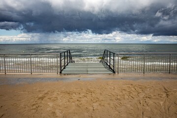 Rowy Morze bałtyckei schody zejście barierki promenada