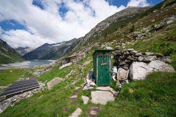 Toilettenhäuschen/Plumpsklo im Freien in Klein Tibet in den österreichischen Alpen bei Mayrhofen