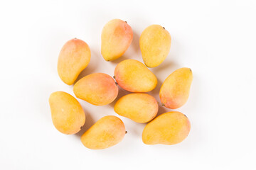 Fototapeta na wymiar Ripe fresh mango fruit isolated on white background