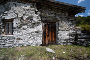 Sonnengebräunte Holztür an einer Hütte in den österreichischen Alpen bei Mayrhofen