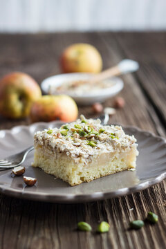 Ein St&Atilde;&frac14;ck Apfel-Baiser-Kuchen vom Blech