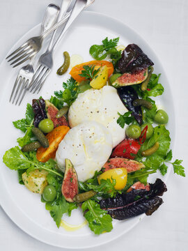 Gartensalat mit Burrata und Feigen