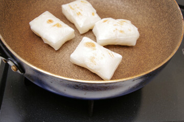 フライパンで餅を焼いている