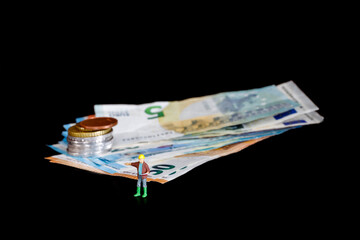 Geld im Hintergrund und Bauarbeiter gibt anweisung