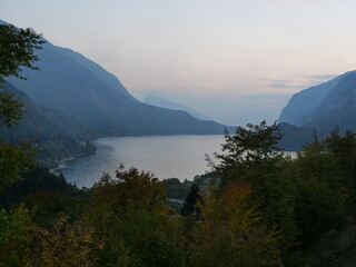 See zwischen Bergaen, im Sonnenuntergang