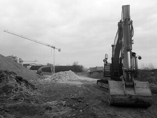 Fototapeta na wymiar Lavori di scavo in corso nel cantiere edile in primavera