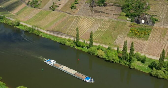 Schifftransport Binnenschifffahrt Schiffstransporte Mosel Rhein Schleuse Schifffahrt Frachtschiff Frachter Luftaufnahme