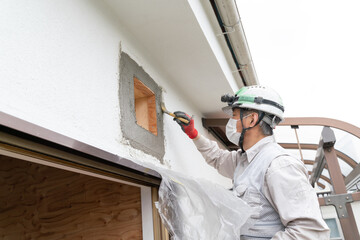 左官　職人　イメージ　外壁作業　換気扇まわり