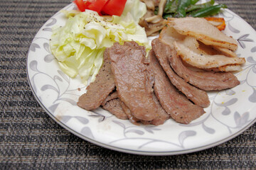 豚頬肉と牛肉の焼肉
