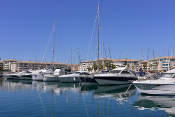 Fototapeta premium Alignement de bateaux sous ciel bleu dans le port de Port-Fréjus (83600), département du Var en région Provence-Alpes-Côte-d'Azur, France