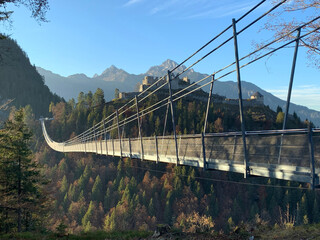 Hängebrücke über eine Schlucht in Österreich