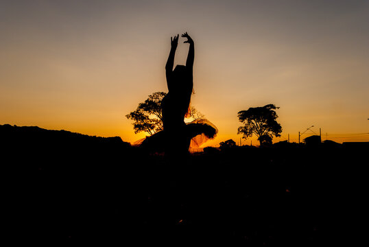 silhouette performing ballet dancer at the sunset. women pouse