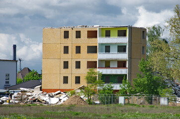 Abriss eines Plattenbaus in Eisenhüttenstadt im Frühjahr 2021