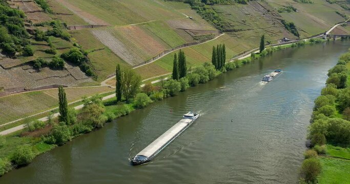 Schifftransport Binnenschifffahrt Schiffstransporte Mosel Rhein Schleuse Schifffahrt Frachtschiff Frachter Luftaufnahme