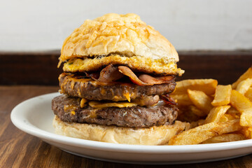 hamburguesa doble con huevo y bacon