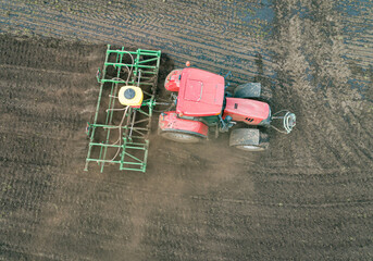 Luftaufnahme - Gülle wird mit dem Grubber im Boden eingearbeitet, Landwirtschaftliches Symbolfoto.