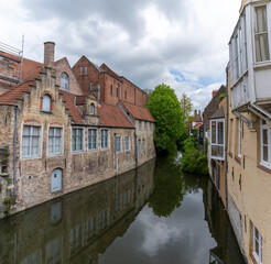 Fototapeta na wymiar view of the historic city center and canals in downtown Bruges