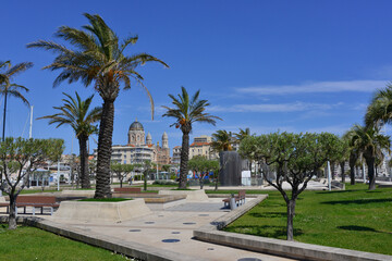 Le jardin Bonaparte et ses palmiers sous le ciel bleu de Saint-Raphaël (83700), département du Var en région Provence-Alpes-Côte-d'Azur, France