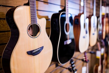 beaucoup de guitares dans un magasin de musique à la vitrine