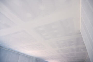 White ceilings and empty rooms or buildings Construction and gypsum ceiling paint putty inside the house and building. Concept: internal construction of a housing project - obrazy, fototapety, plakaty