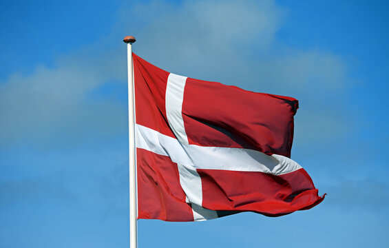 Die d&auml;nische Nationalflagge Danebrog flattert im Wind