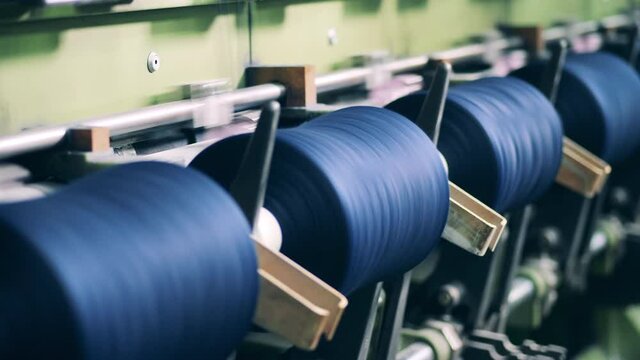 Spinning reel with threads getting wound on it