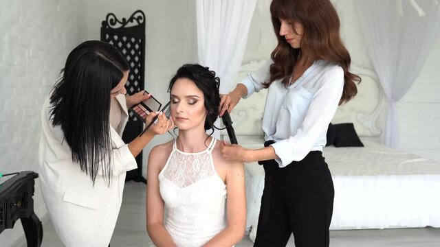 Bride morning make hair and makeup in the morning
