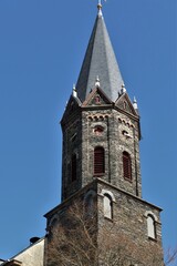 Fototapeta na wymiar Kirchturm der St.-Peter-Kirche in Lieser an der Mosel
