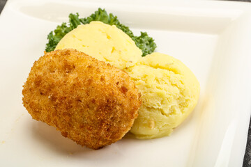 Crispy chicken cutlet with mashed potato