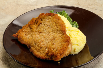 Crispy chicken schnitzel with mashed potato