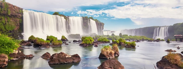 Outdoor kussens Watervallen, grote Iguasu-watervallen gezien vanaf de boot binden de mist en spatten van vallend water © tilialucida