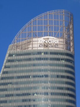 B&acirc;timent du si&egrave;ge social Engie, enseigne / logo de la c&eacute;l&egrave;bre entreprise fran&ccedil;aise de fourniture d&rsquo;&eacute;nergie au sommet de la tour T1 dans le quartier de La D&eacute;fense, pr&egrave;s de Paris &ndash; janvier 2021 (France)