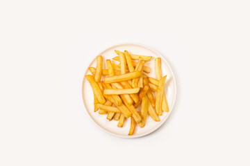 Patatas fritas sobre un plato redondo blanco sobre un fondo blanco liso y aislado. Vista superior. Copy space
