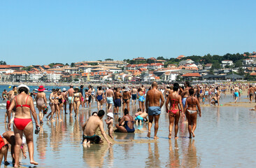 gente y juegos en la playa de vacaciones