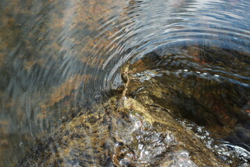 Mouvement de l'eau d'une rivière