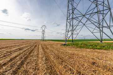 Pylones electriques dans les champs