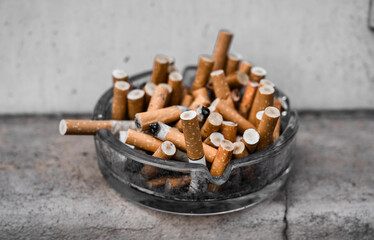 Überfüllter Aschenbecher