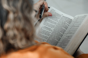 leyendo la biblia