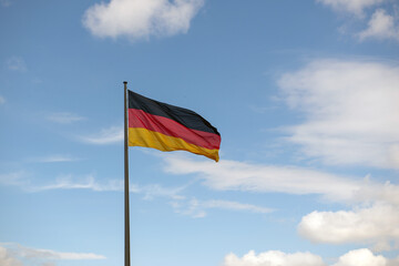 Deutsche Flagge vor blauem Himmel