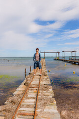 Femme sur un ponton de pêche de l'étang de Thau