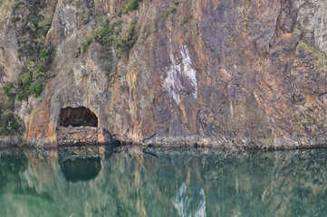 cueva en roca en un lago